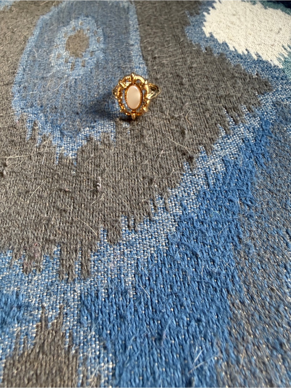 1975 Lights and shadows Avon Gold-Tone Ring with reversible stone